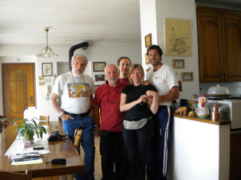 A Palazzo Canavese, in casa di Giulio Tassi; da sx: Enea, Giulio, Paolo, Simona, Federico (45103 bytes)